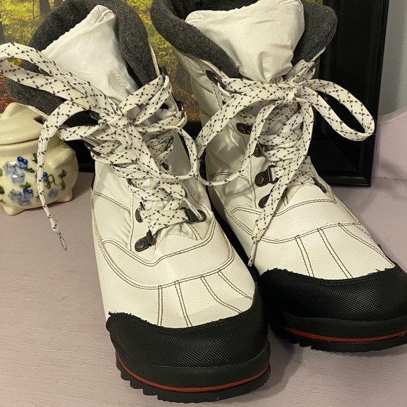 Cougar Shoes - Cougar Canada White and Black Winter Boots, very nice condition. Waterproof